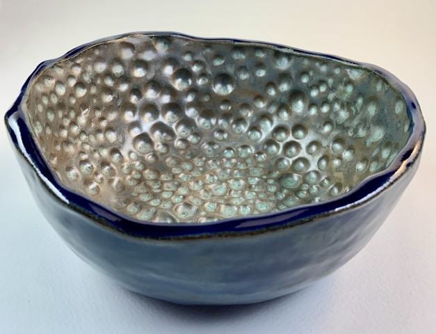 Fuente con bajorelieve pelotas con azul piedra interior, exterior cobalto. Borde curvo