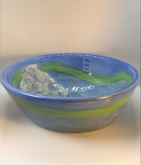 Fuente mediana azul interior con mancha cristales celeste y franja verde. Exterior azul