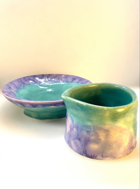 Set de platito con jarro pequeño. Morado y turquesa