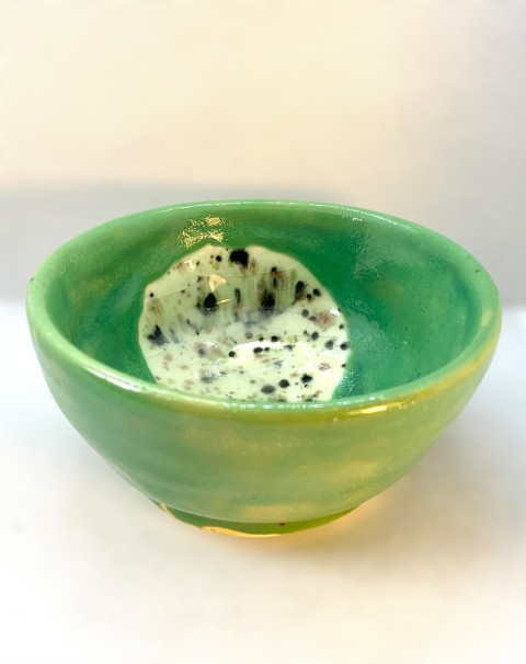 Plato hondo verde manzana con interior con circulo cristales blanco, verde, café y negro