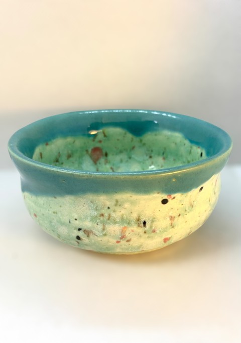 Pocillo interior cristales verde y colores, con borde turquesa, exterior cristales