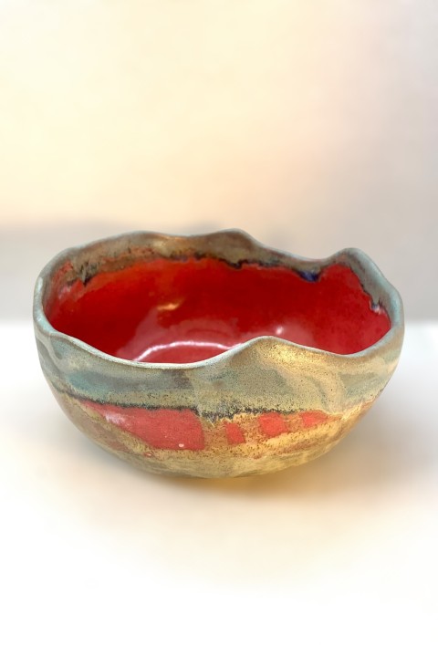 Pocillo borde curvo. Rojo interior con borde azul piedra. Exterior verde