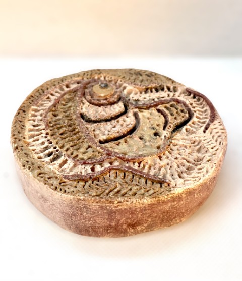 Placa decorativa tonos café y beige con textura. Borde grueso