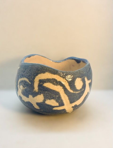 Interior blanca. Exterior esgrafiado en engobe de cobalto. Borde curvo