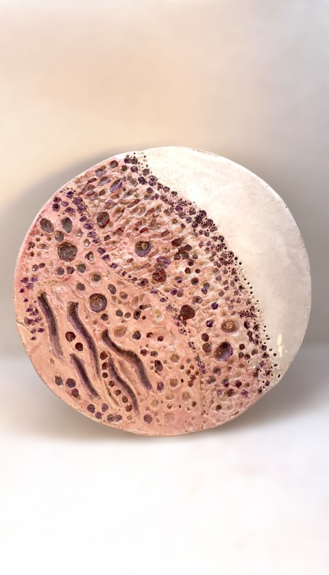 Placa decorativa delgada. Blanca con manchas y texturas, bajorelive. Rosado, morado