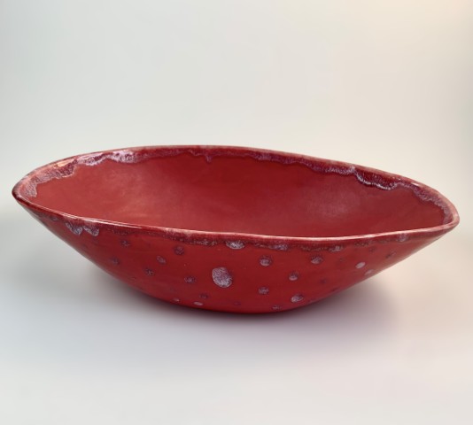 Fuente alargada rojo mate interior, rojo brillante exterior. Cristales frutilla