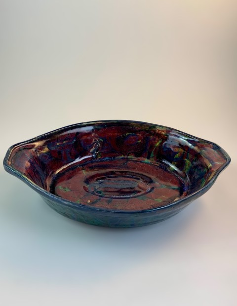 Fuente varios colores, rojos, verdes, partes oscuras, manillas. Exterior verde