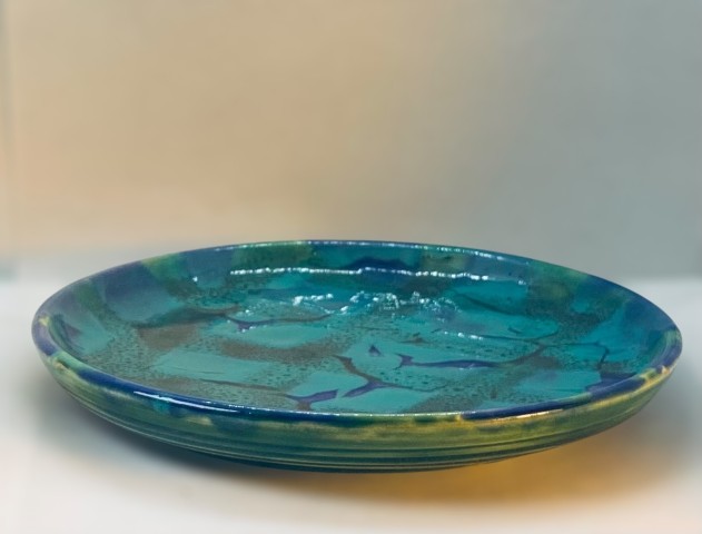 Plato verde y azul con diseño cuadrilla. Reverso verde