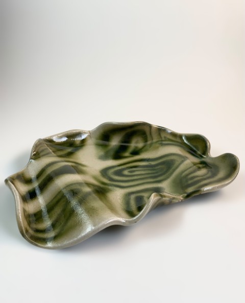 Plato nerikomi con espirales con cobre, borde irregular. Líneas con polvo pan de oro