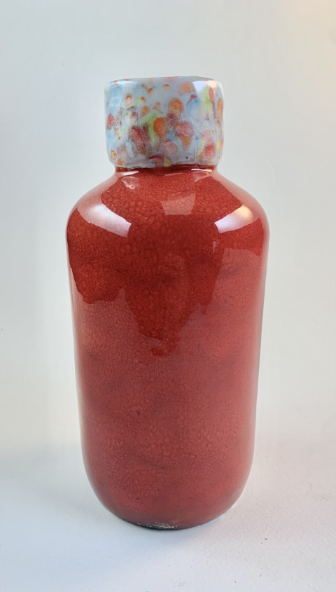 Botella rojo cadmio con boquilla cristales caleidoscopio