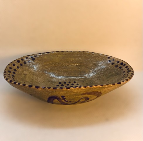 Interior beige puntos café. Forma cascara pistacho. Líneas café exterior