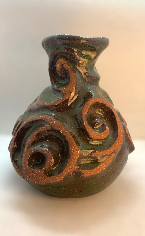 Vasija verde craquelado con exterior esculpido, pasta expuesta