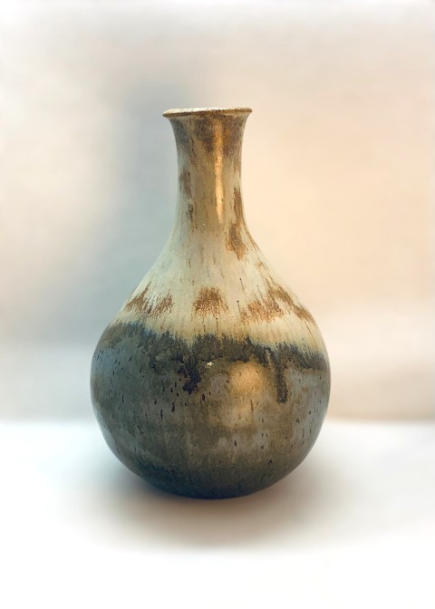 Vasija cuello delgado, exterior celeste, azul y puntos. Pasta café