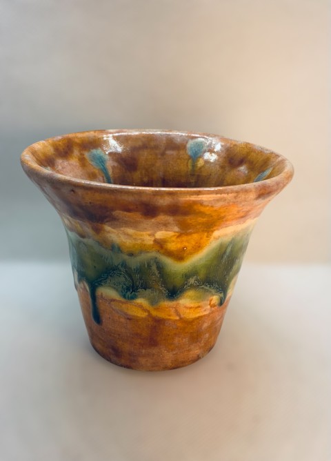 Vasija ancha hacia arriba. Color caramelo con franja y toques verdes