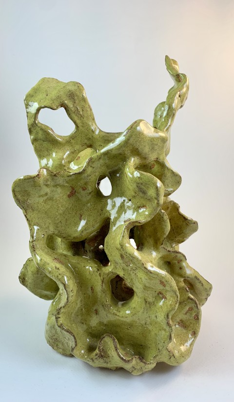 Escultura amarillo mono con apariencia de alga, con pellizco