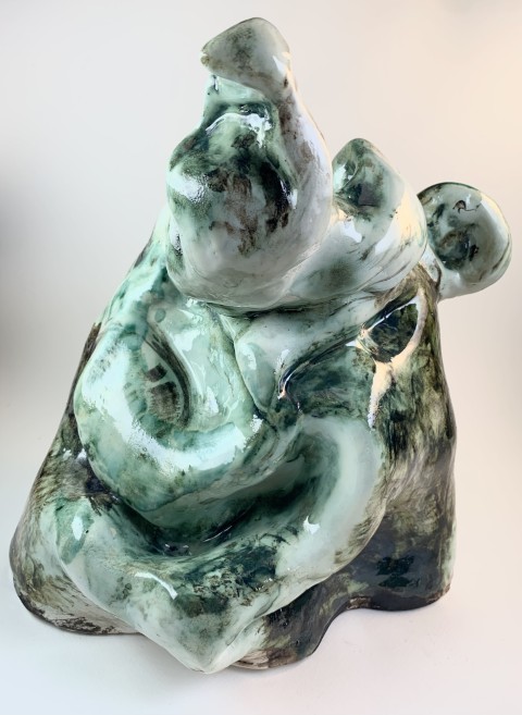 Escultura base blanca con mezcla de óxidos, principalmente cobre. Abstracta