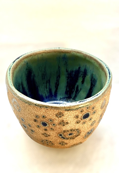 Pasta café. Cuenco interior piedra y azul,exterior flores puntitos. Pasta expuesta