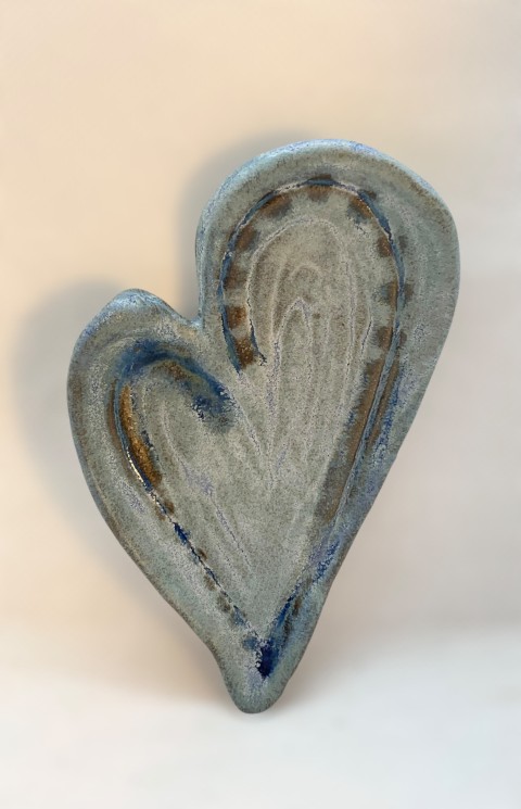 Corazón alargado azul piedra con líneas y pequeñas manchas café