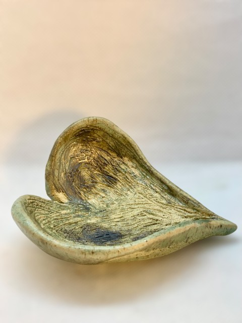 Corazón verde con puntos, textura muchas líneas con óxido 