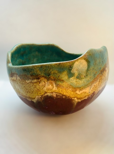 Cuenco turquesa interior. Amarillo morado y turquesa exterior. Borde curvo