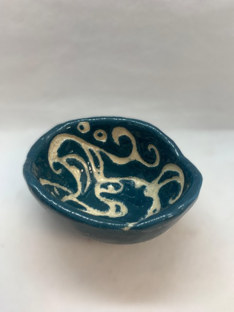 Pocillo pequeño engobe petroleo esgrafiado interior. Un poco alargada