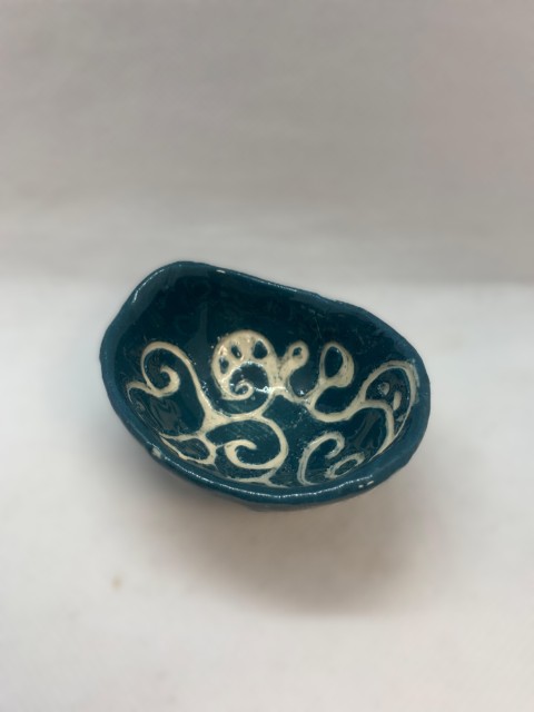 Pocillo mini mini engobe petroleo esgrafiado interior