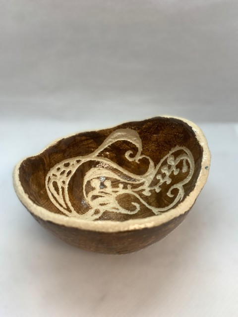 Pocillo pequeño engobe café esgrafiado interior corazones borde blanco.