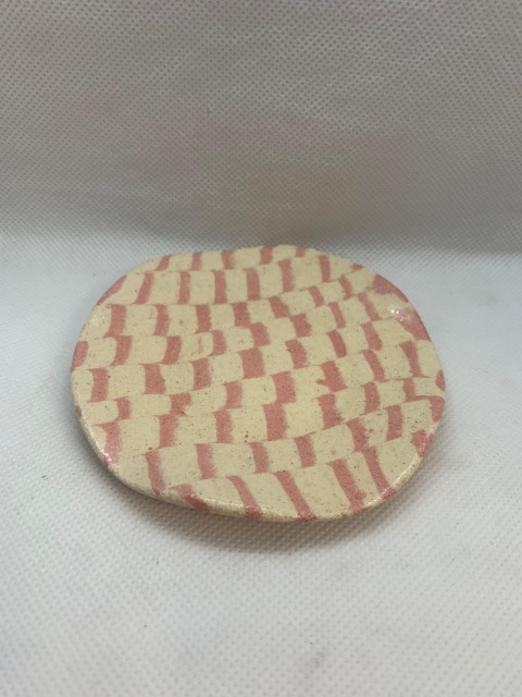 Nerikomi platito borde ondulado. Cuadros blanco y rosado