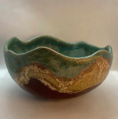 Cuenco turquesa interior. Amarillo morado y turquesa exterior. Borde curvo