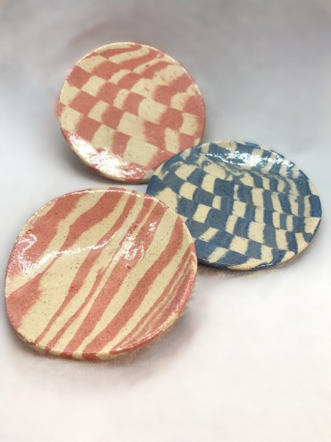 Nerikomi platito mini borde redondo. Cuadros blanco y rosado