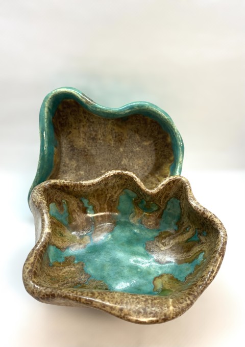 Pocillo irregular exterior ocre interior y borde mono turquesa