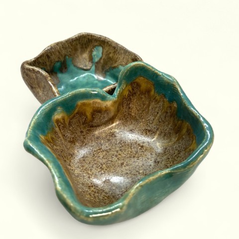 Pocillo irregular interior ocre exterior y borde mono turquesa