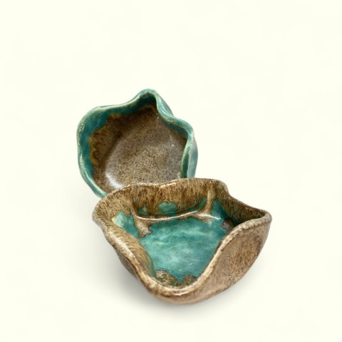 Pocillo irregular exterior ocre interior y borde mono turquesa