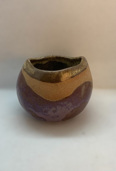 Cuenco esférico café interior. Exterior café y morado. Borde irregular