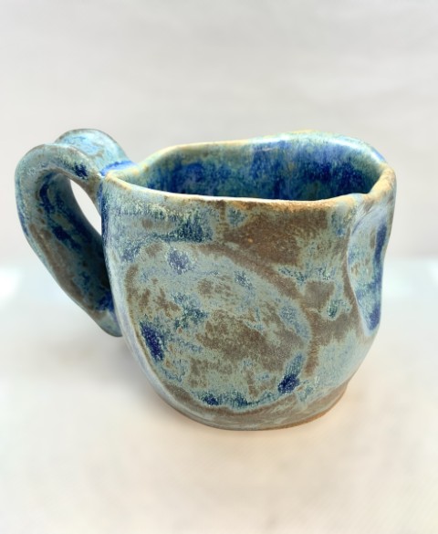 Taza mediana con hendiduras. Azul piedra con hartas manchas azul más oscuro