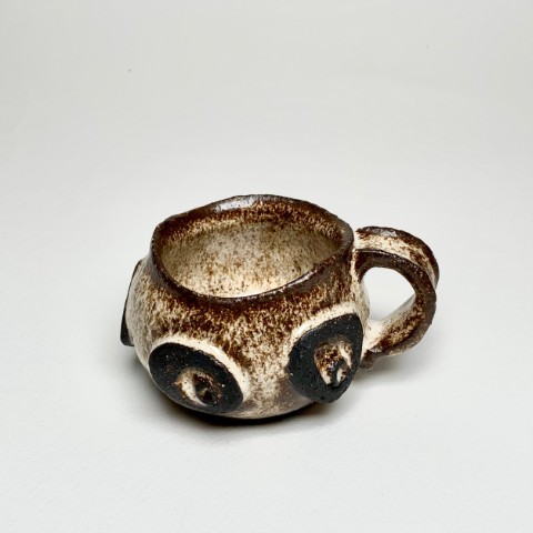 Pasta Negra, taza con blanco y sobre relieve con pasta expuesta. Taza pequeña