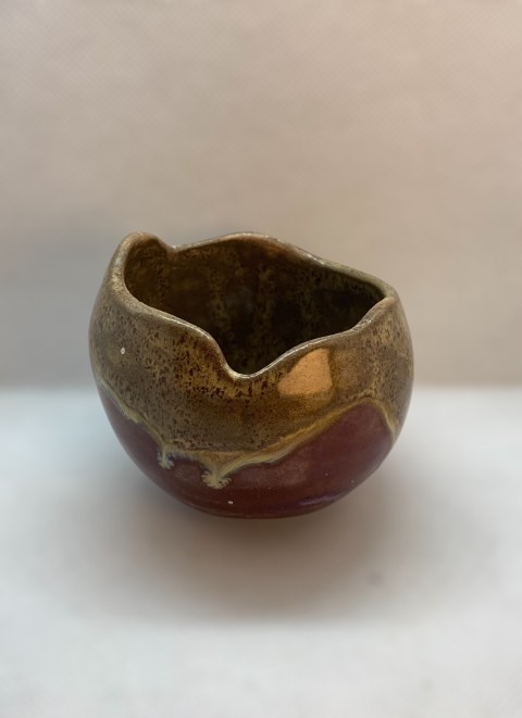 Cuenco esférico café interior. Exterior café y morado. Borde irregular