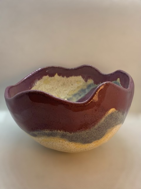 Cuenco borde irregular borde morado interior y exterior blanco, morado violeta