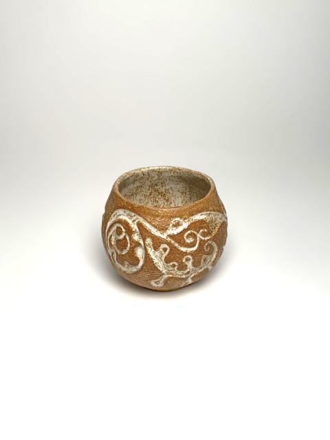 Matero redondo pasta café. Interior y bajorelieve blanco. Pasta expuesta