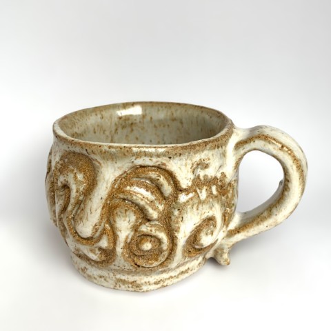 Taza pasta café con esmalte blanco con puntos adentro y fuera. Labrado pasta expuesta