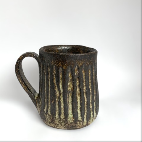 Taza pasta negra líneas. Esmalte verde musgo