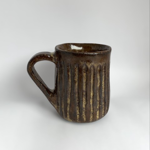 Taza pasta negra líneas. Esmalte marrón oliva