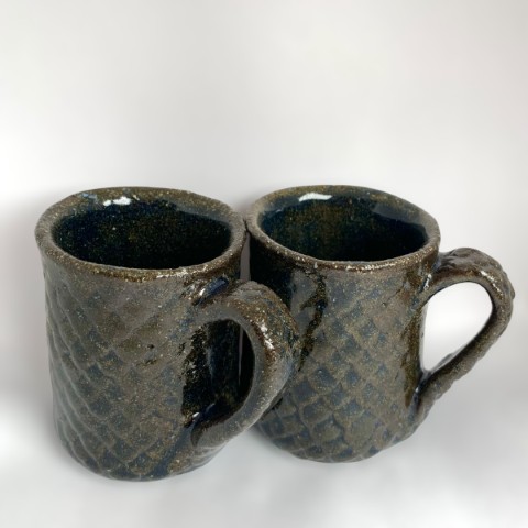 Taza pasta negra escamas. Esmalte azul cobalto