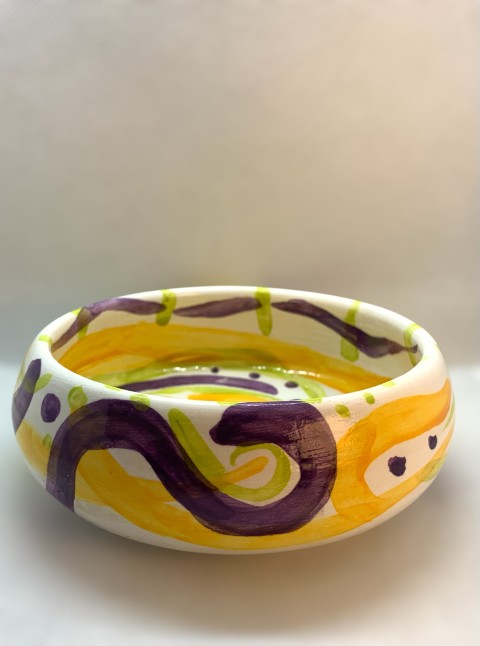 Blanca con dibujo pigmentos verde, amarillo y morado en interior y exterior