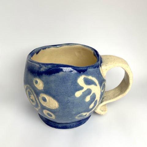 Taza interior y asa blanca. Engobe cobalto con bajorelieve blanco