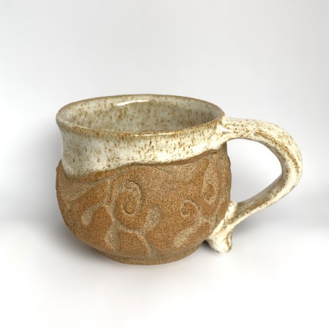 Taza pequeña café pasta expuesta con interior y borde blanco puntos. Labrado