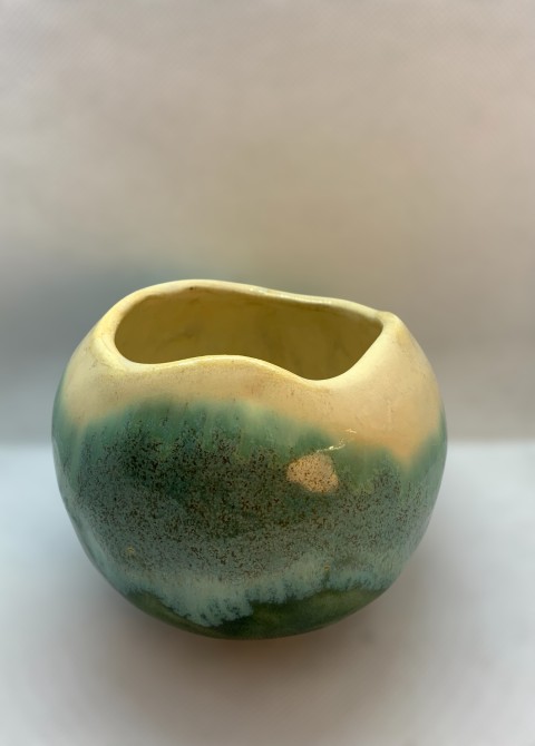 Cuenco esférico amarillo interior, exterior verde turquesa y musgo. Borde irregular