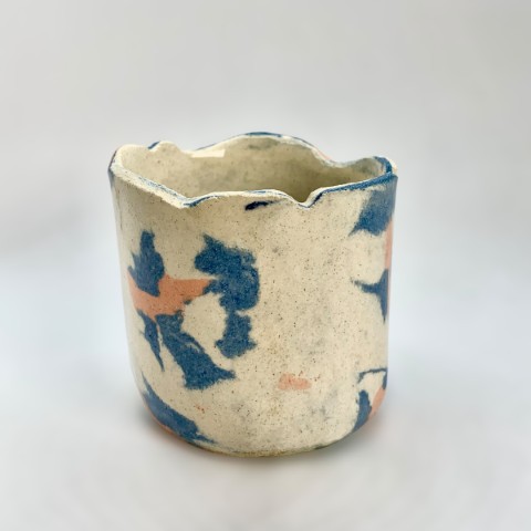 Vaso nerikomi borde curvo, manchas azules y naranjas