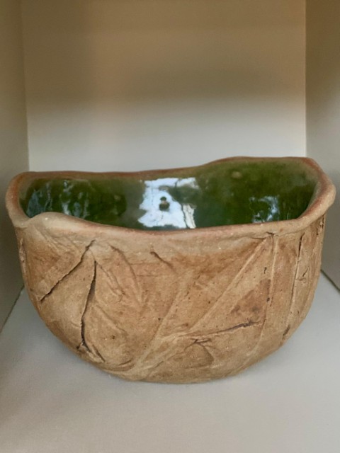 Cuenco pasta Chamiza textura en exterior sin esmalte con óxido. Interior verde