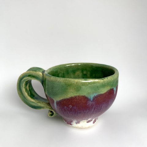 Taza pequeña interior verde musgo, borde verde, exterior morado inferior blanco